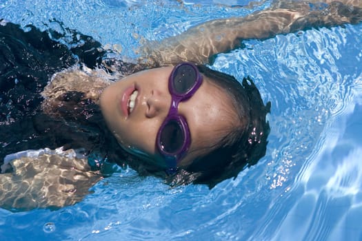 Swimming goggles