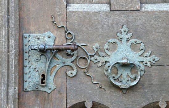 A door knocker is used by the visitor asking for admission to draw attention to himself. In most cases,the movable ring or mallet of the knocker,as well as the surface on which the ring is tapped,is made of metal in order to still be able to withstand even with very solid doors.