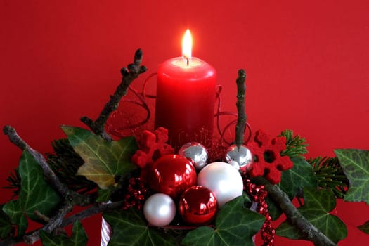 Advent decoration red with ivy