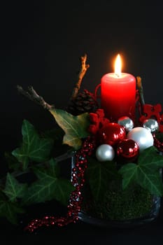 Advent decoration red with ivy