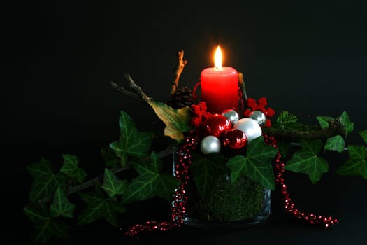 Advent decoration red with ivy