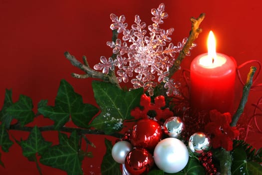 Advent decoration red with ivy