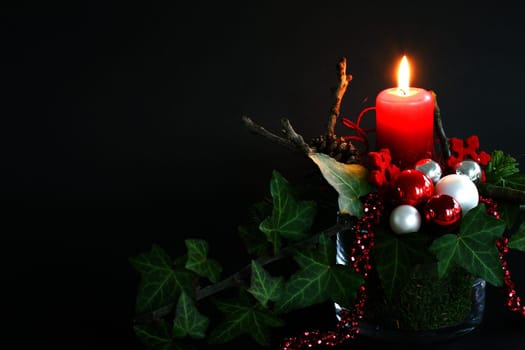Advent decoration red with ivy