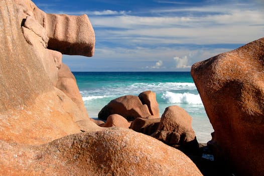 A 700-million-year-old granite rock on the island reveals the solution: Normally,granite is only found deep inland. From this it can be concluded that the Seychelles once belonged to the mainland,more precisely to the supercontinent Gond