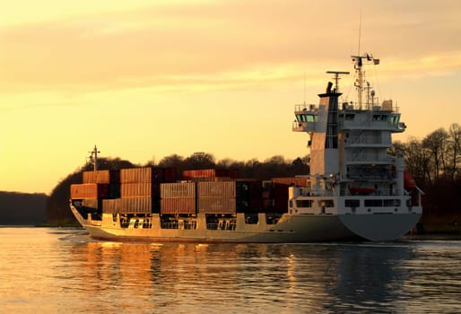 Feedership in the Kiel Canal