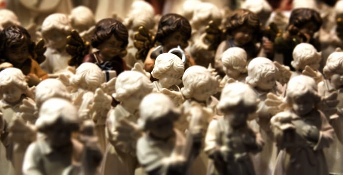 At Christmas time,everyone gathers to sing the carols of Christmas.
