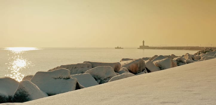 I wish you that you can enjoy the peace and quiet a little between the years..... e.g. during a walk by the sea!