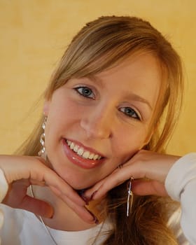 So,I got the portrait at the request of ThomaA. cut and uploaded again so that you can compare both pictures directly!:-)