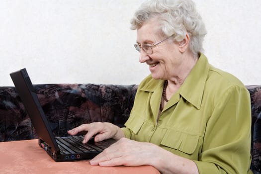 Pensioner at the laptop