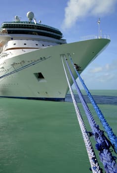 The Majesty of the Seas is a cruise ship that sails under the Norwegian flag with the shipping company Royal Caribbean Cruise Line. Built in 1992,the ship has a displacement of 74,000 GRT with a length of 268 meters and a width of 32 meters. Di