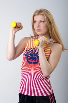 Franziska pensed with dumbbells