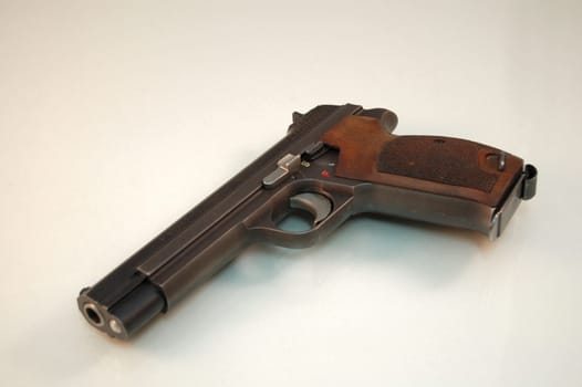 SIG 210 / 6 Kal. 9 mm due to relatively long sighting line very precise large-caliber sports weapon,accordingly very popular with shooters in the 50m discipline. Former ordnance pistol of the CH army was introduced at the end of the 40s.