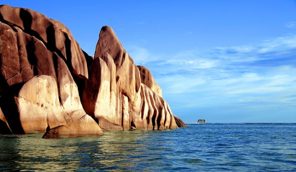 A 700-million-year-old granite rock on the island reveals the solution: Normally,granite is only found deep inland. From this it can be concluded that the Seychelles once belonged to the mainland,more precisely to the supercontinent Gond