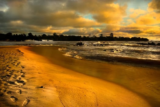 Guinea-Equatorial,gold country on the equator,the Spaniards baptized this country when they first arrived here,here the border with the former Spanish colony of Equatorial Guinea is only a few kilometers away,so it is the same coast. If the geene