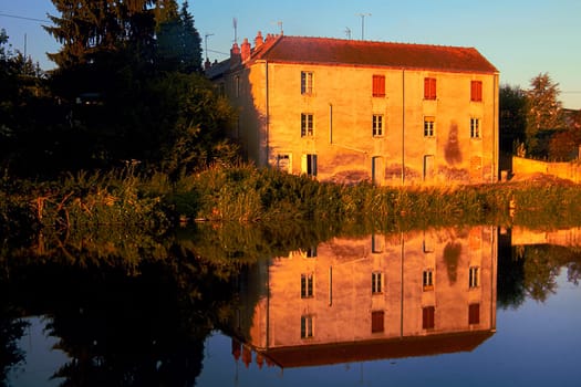 ... this picture has no red tint! It was really very red at six o'clock in the morning on the Canale de la Bourgogne...