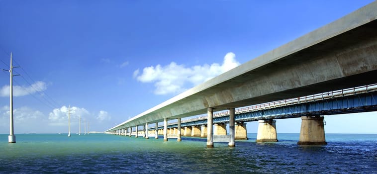 The new Seven-Mile Bridge crosses the sea in a bold arc and seems to end directly on the open ocean. The journey becomes an experience,the horizon merges with the shining sky.