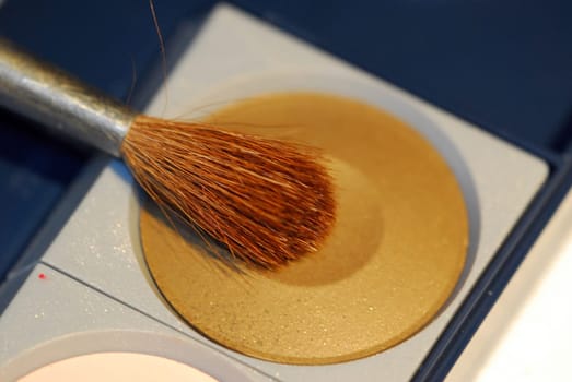 Brush with gold