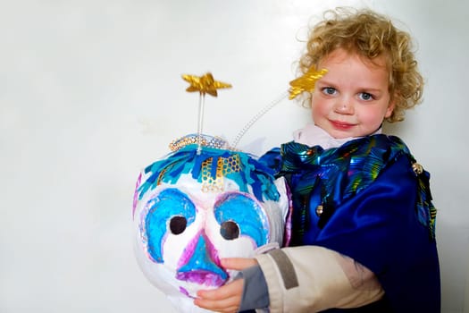 Leoni made this larva (as they say in Basel) with her mother herself from papier-mâché. But then she was afraid to wear them,it was too cramped for her. She then went to the children's parade with the half-larva (see picture little girl with larv