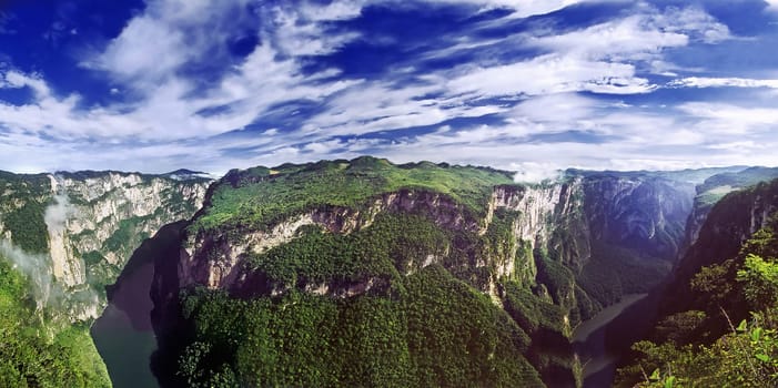 This most impressive natural spectacle is located in the state of Chiapas in southern Mexico. Down in the thousand-meter-deep gorge,the Rio Grijalva (Rio Grande de Chiapa) winds. Here,in 1528, the Chipaneks in front of the approaching Spa