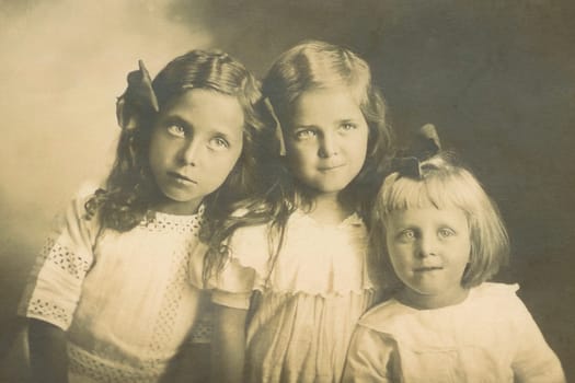 3 sisters from 1916 * a favorite photo of my grandmother (the little one in the middle) with my two great-aunts (left and right) ***
