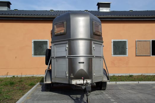 Horse transport trailer