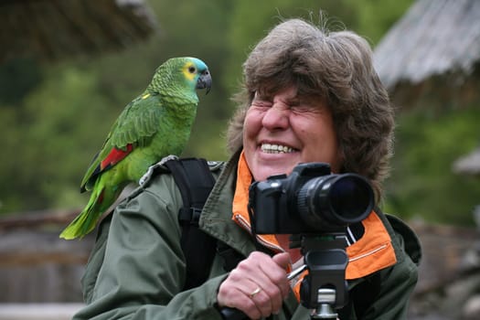 My (photo) friend Antje (digitier) trying to photograph a blue-fronted amazon. But he liked it much better behind the camera than in front of him :-)