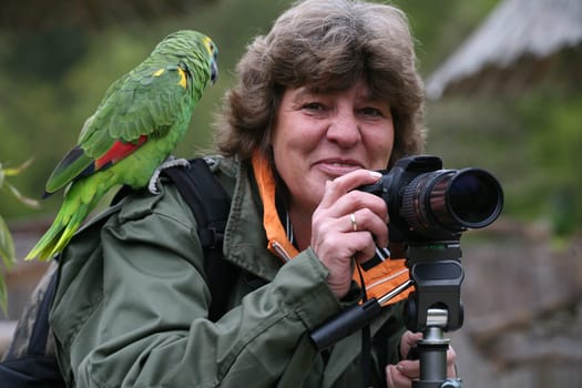 My (photo) friend Antje (digitier) trying to photograph a blue-fronted amazon. But he liked it much better behind the camera than in front of him :-)