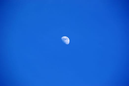 Moon at 6:43 p.m. over Berlin in April