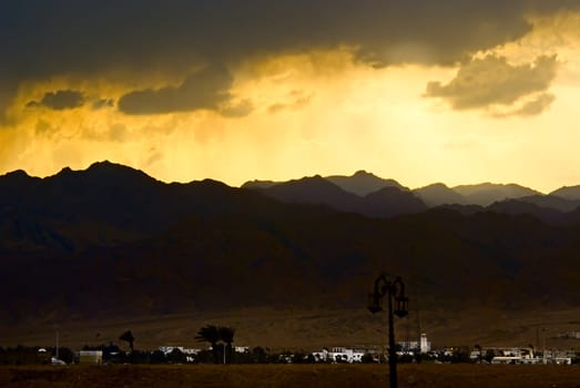 It rains in Sinai maybe about a dozen times a year.... During my four-week stay,I actually experienced rain three times,a stroke of luck,because then the desert sky shows up with a grandiose color spectacle....