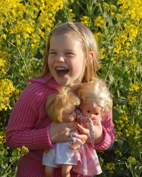 It's certainly not such a great picture technically... but I still don't want to deprive you of the joie de vivre of a little girl....! When the pupae were finally allowed into the rapeseed field... Kimi really enjoyed it and I'm always happy