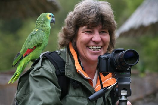 My (photo) friend Antje (digitier) trying to photograph a blue-fronted amazon. But he liked it much better behind the camera than in front of him :-)