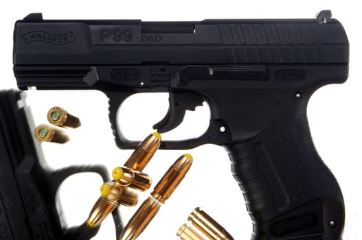 Service weapon of the police NRW - Walther P 99 DAO with 5 loose cartridges Action 4.