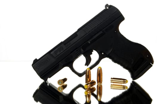 Service weapon of the police NRW - Walther P 99 DAO with 5 loose cartridges Action 4.