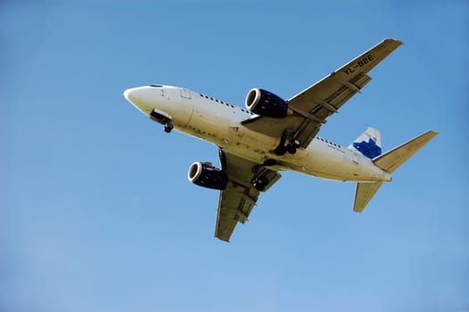 Boeing 737-800 in flight