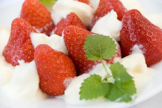 Curd-vanilla cream with strawberries
