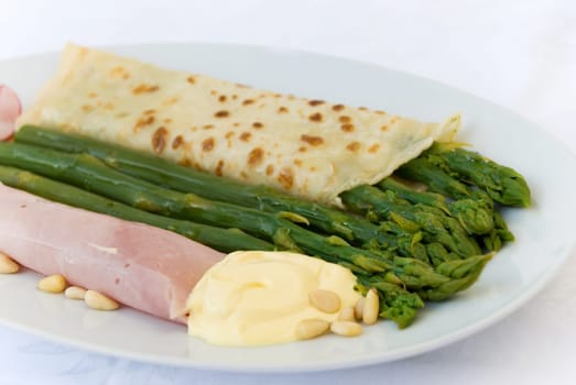 Asparagus with pancakes,ham