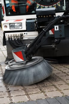 Compact sweeper with disc broom