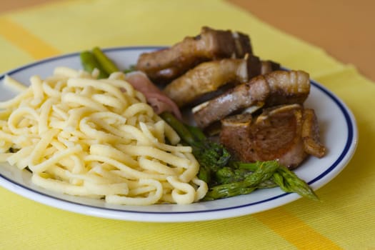 Lamb chops with spaetzle and green spa