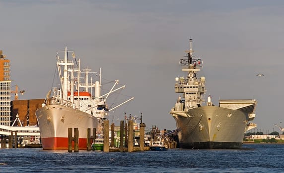 Aircraft carrier visits the Port of Hamburg