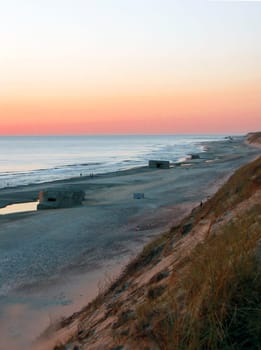 On the west coast of Denmark,old fortifications from the Second World War can still often be seen on the beaches. Among other things,they serve to protect the coast,but above all as contemporary witnesses. Slowly,the sand and the sea are catching up with this fortification