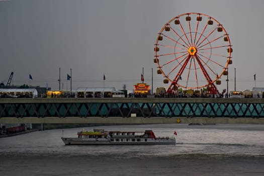 Shortly before the rain came and on Friday with stormy violent thunderstorms caused the first break in the festivities