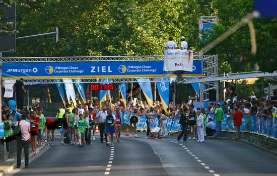 After just under 17 minutes,the first ones had completed the 6 km long route,there were over 67,000 participants. New image section