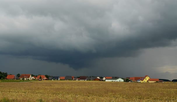 This thunderstorm mood has become a permanent condition over our house in the last few days.....! Also today there should be violent thunderstorms again....! I'm curious how it will continue this summer..........!