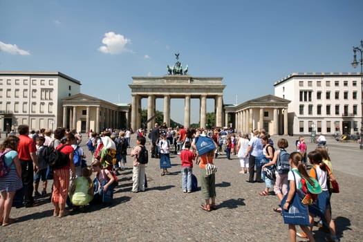 School class in front of the Brandenburg Gate