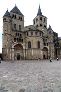 Pavement in front of the cathedral