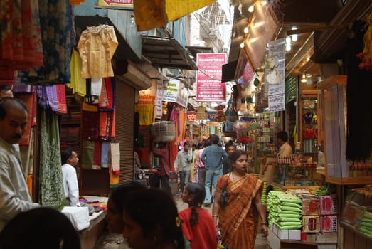 Only on foot you can explore the narrow streets of the old city of Varanasi and find everything your heart desires...