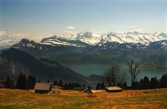 I love these landscapes with snow-capped peaks... you can enjoy a new view every moment......! Since the lighting conditions were not easy,it may be that some areas come across as a little very dark. The mountains would be