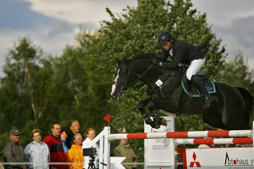 There were spectators as Lars on the 8th year. Stallion Emilio at head height skipped an oxer.