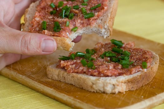 Toast in der Hand