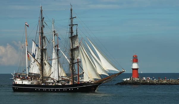 It's that time again.... the Hansesail starts in Rostock. Unfortunately,I can't be there this year due to a lot of work. But I don't want to miss to greet the LoLo and wish him a few nice days in Rostock. Actually,we wanted to